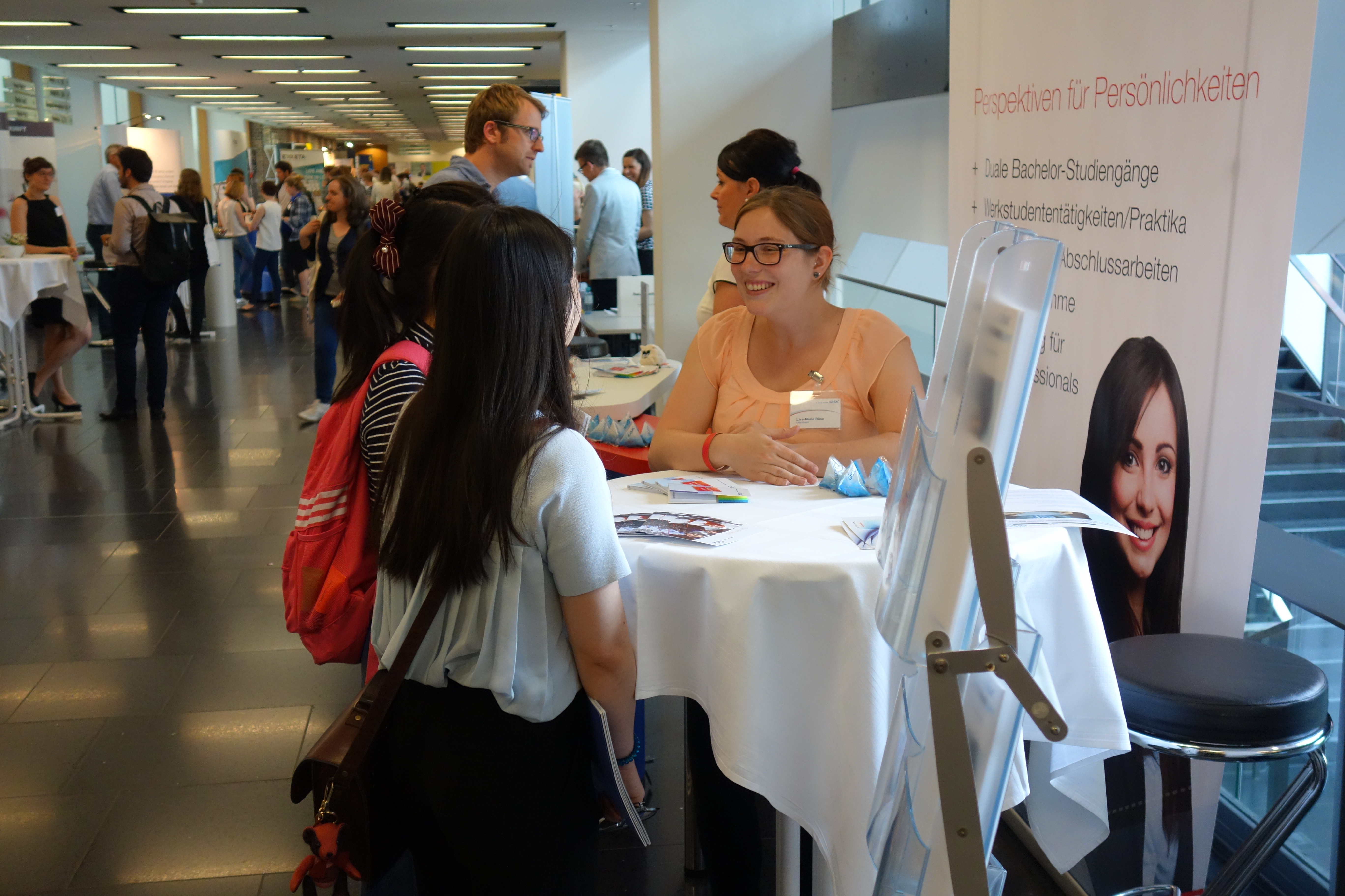 Sympathiepunkte im persönlichen Gespräch sammeln