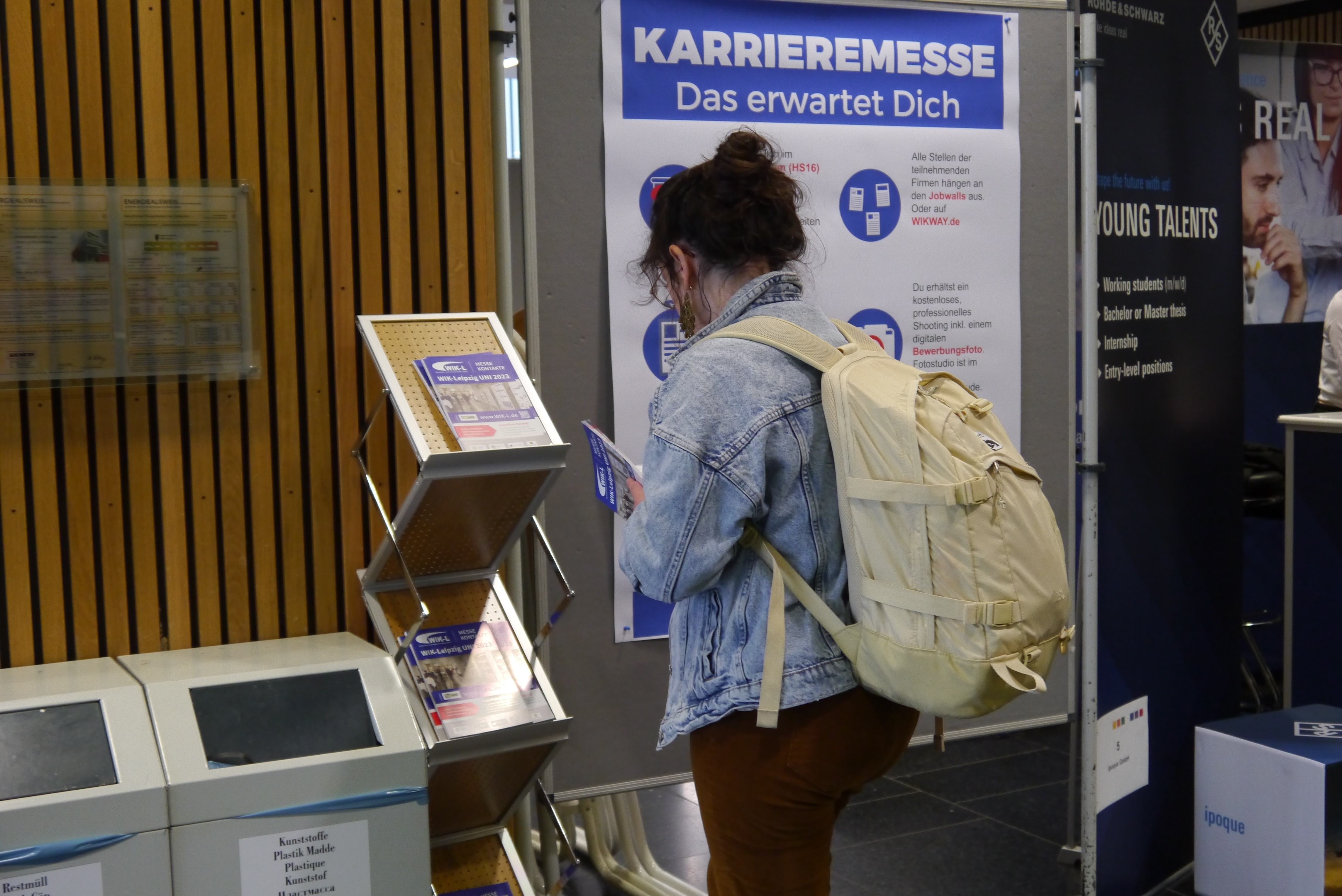 Besuchern liest den spannenden Messekatalog